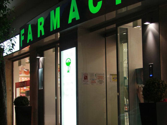 Farmacia Ciccarone Arredo Chiavi In Mano Luci Estern